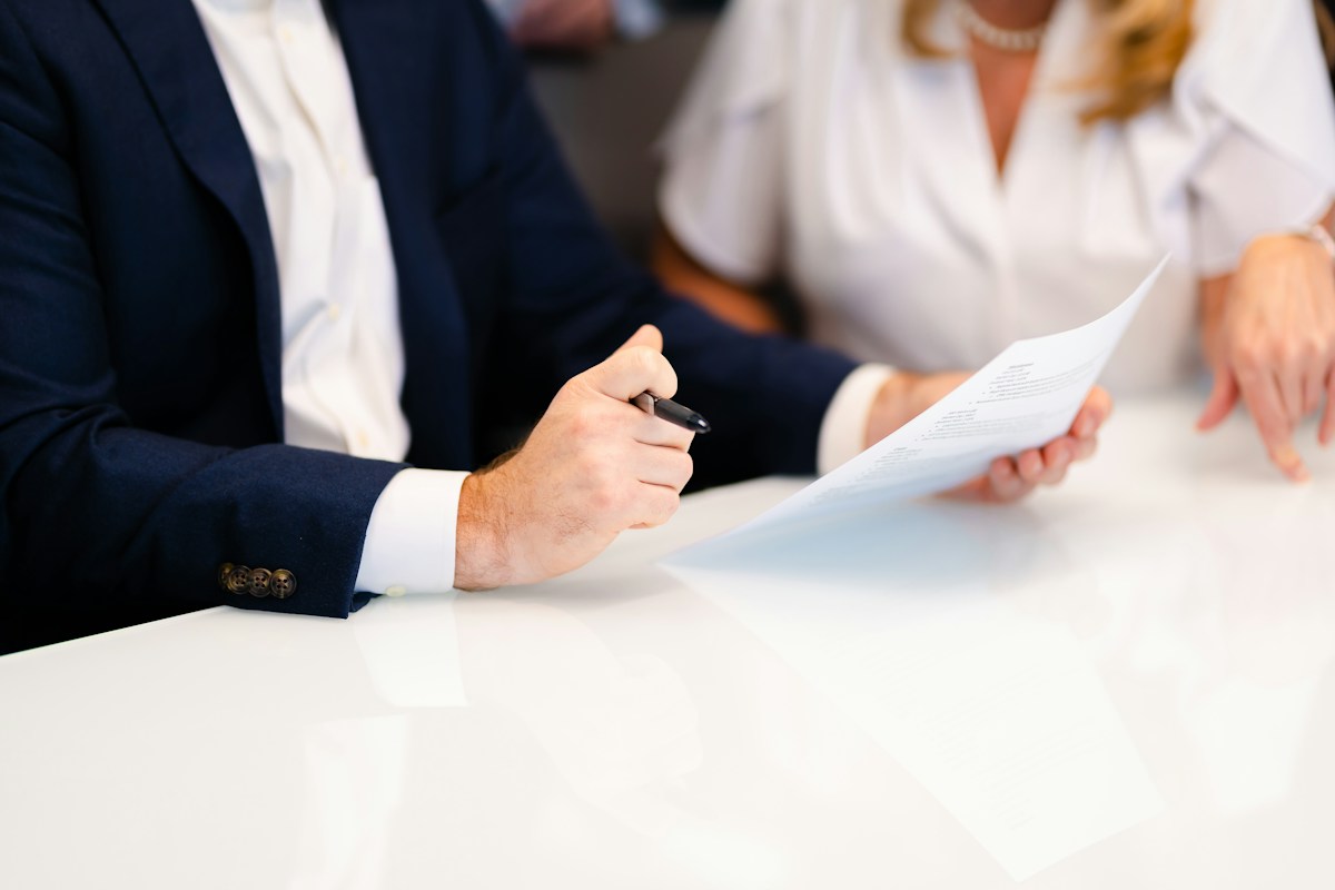 Échange entre un conseiller et un client